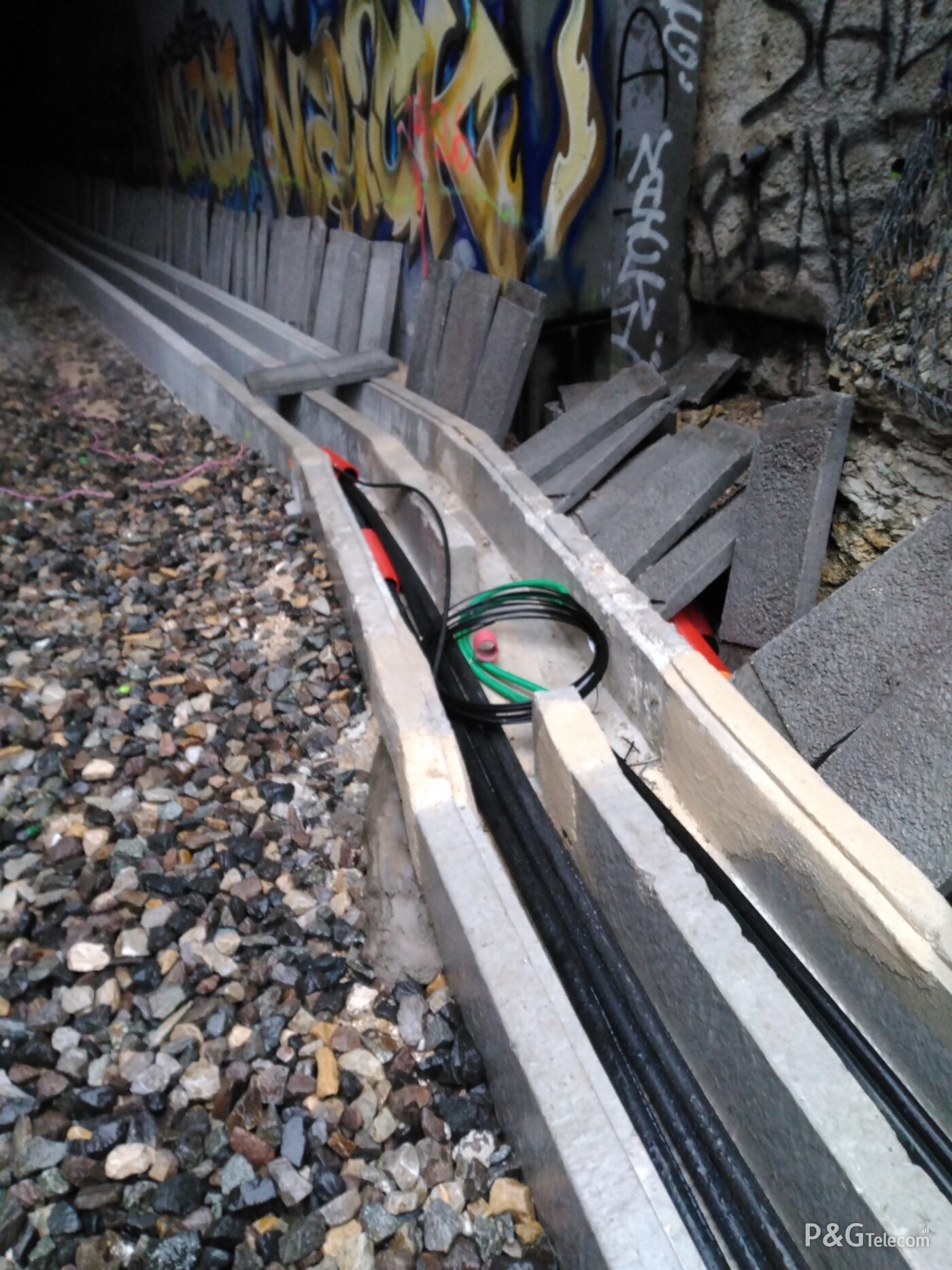 Caniveau béton et tirage de câbles en tunnel ferroviaire, chantier P&G Telecom