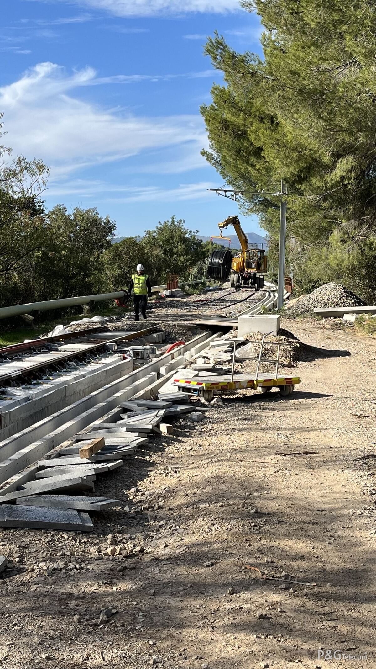 Chantier tramway sous caténaires, pose de fibre par P&G Telecom