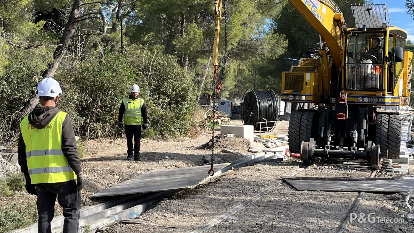 Opération de pose avec pelle rail-route VaiaCar RF7, équipe P&G Telecom