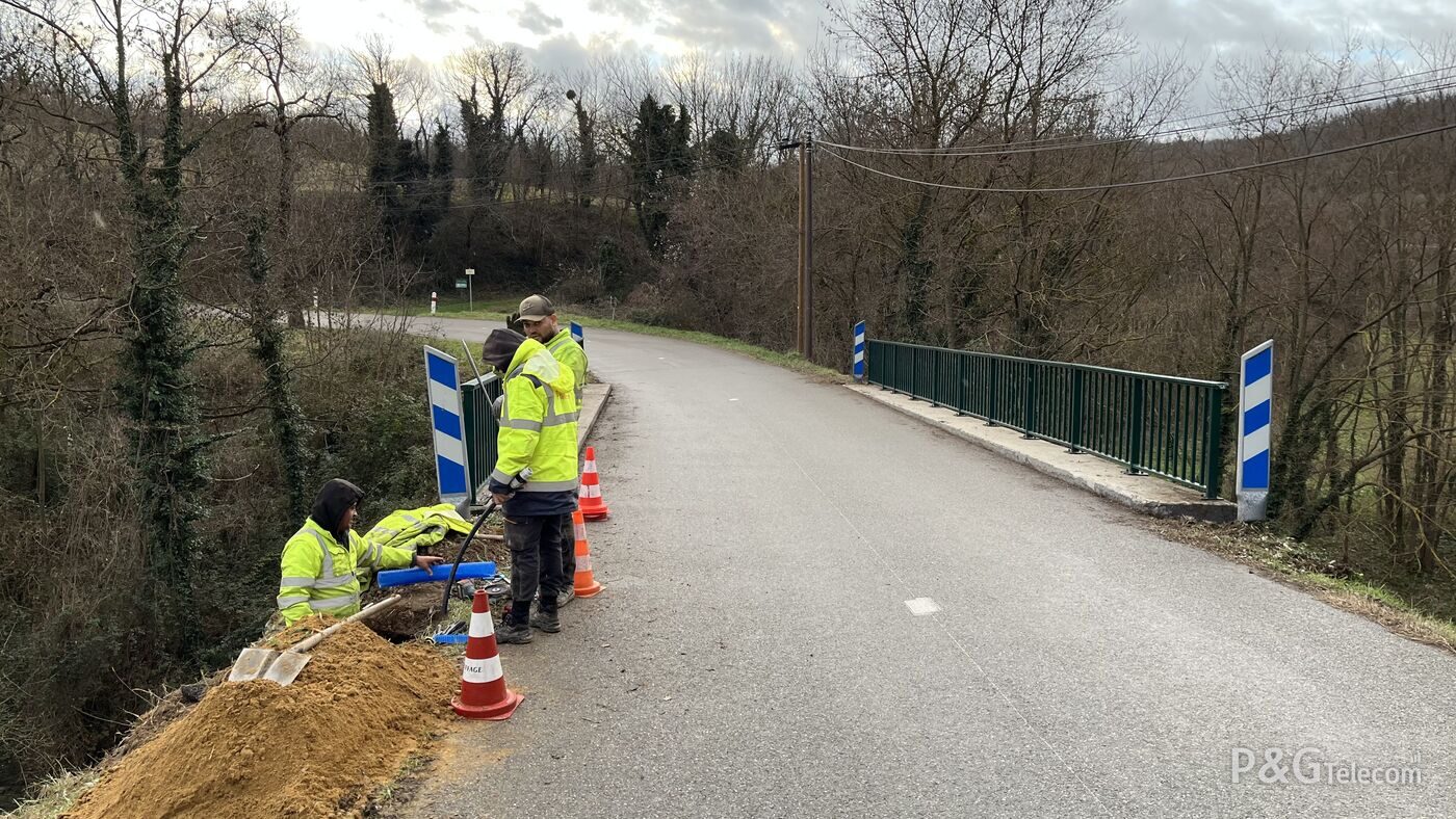 Équipe P&G Telecom en travaux préparatoires sur ouvrage rural