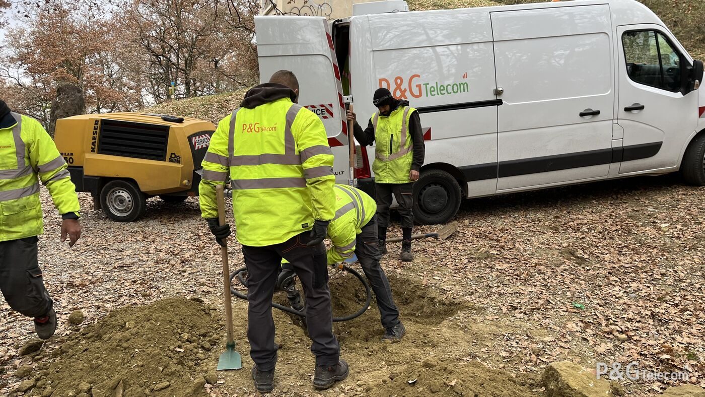 Équipe P&G Telecom et compresseur Kaeser sur chantier de génie civil
