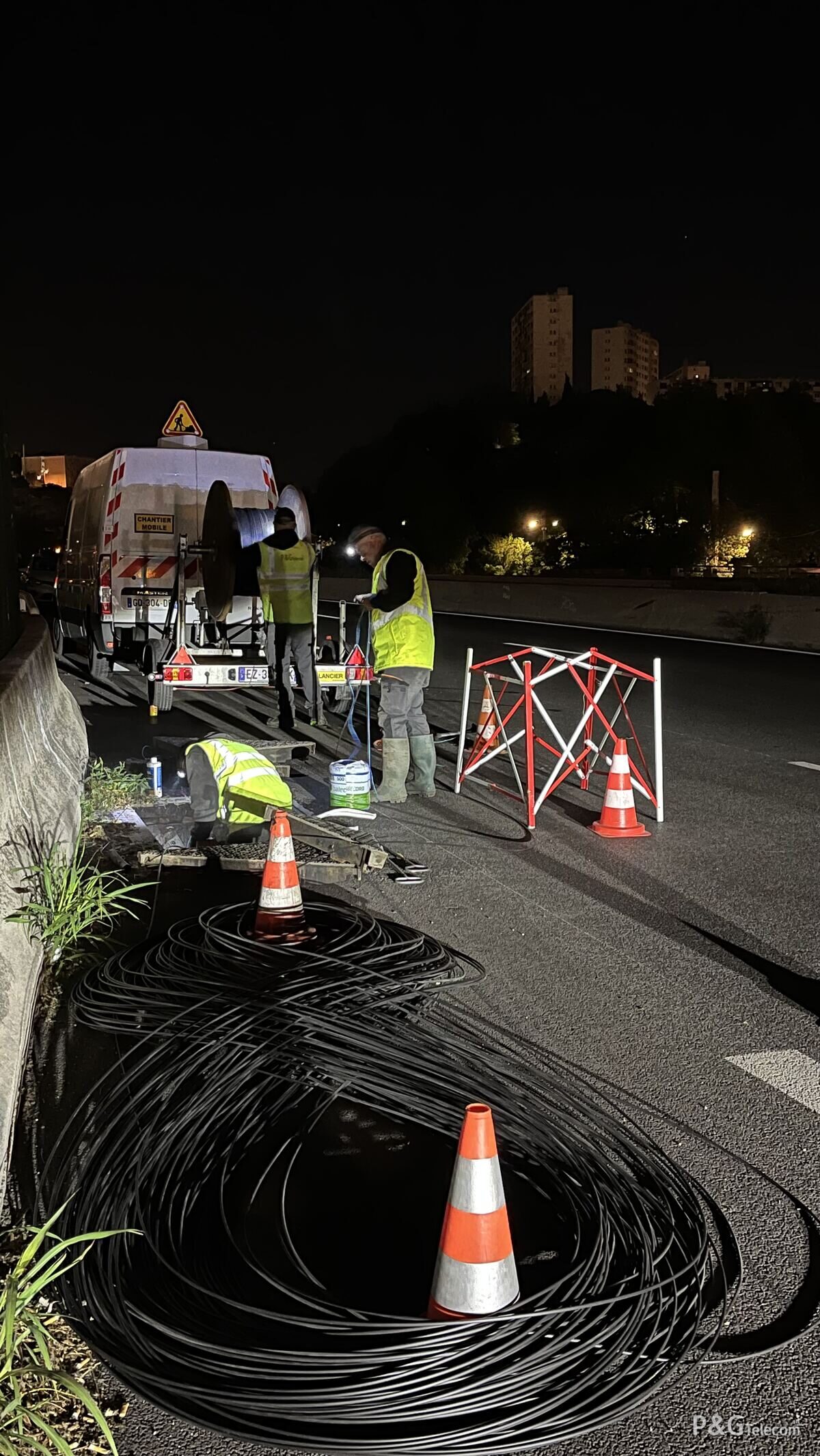 Déroulage de câble de nuit avec van chantier mobile P&G Telecom