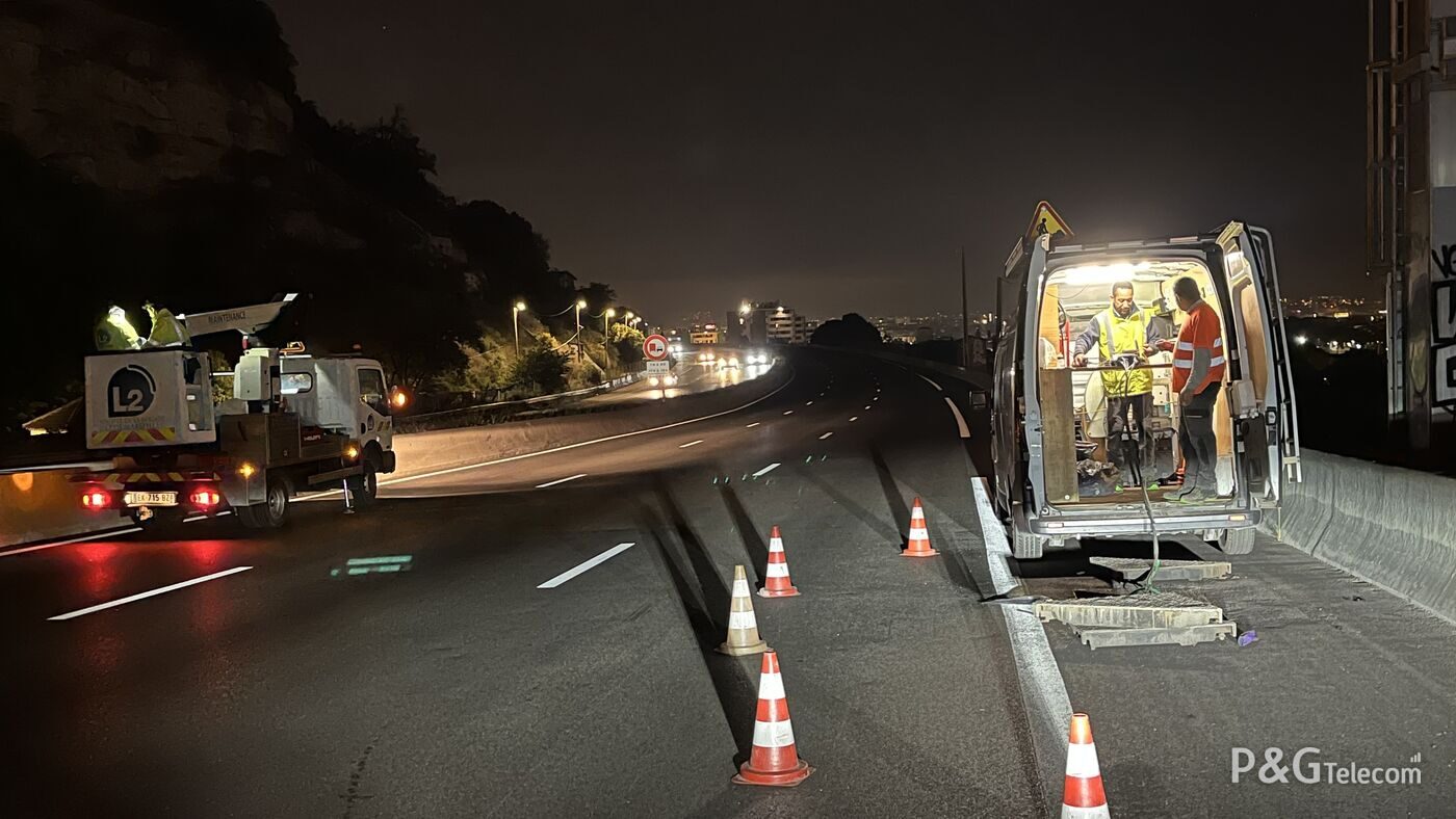 Équipe P&G Telecom en travaux nocturnes au clair de lune