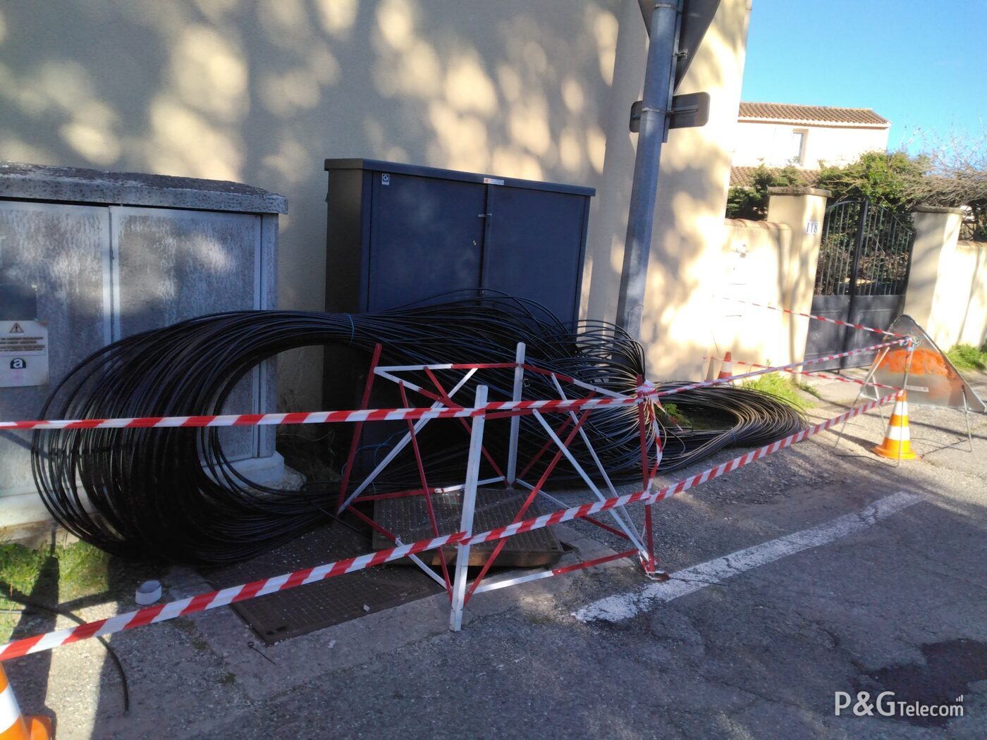 Câbles fibre en attente sur chantier P&G Telecom