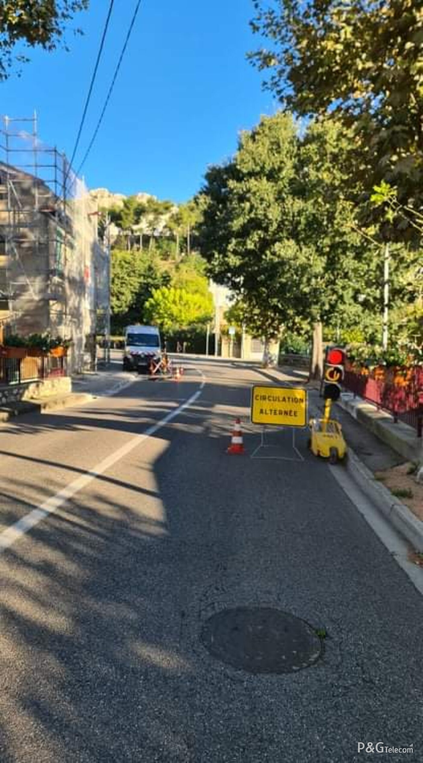 Circulation alternée en zone urbaine, chantier fibre P&G Telecom